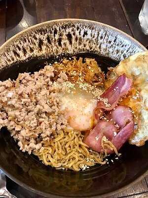 หกกลม ผับแอนด์เรสเตอรองท์