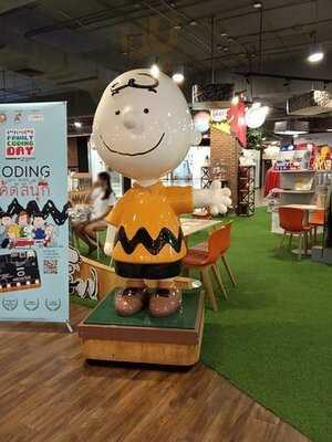 Charlie Brown Cafe : The Street Ratchada