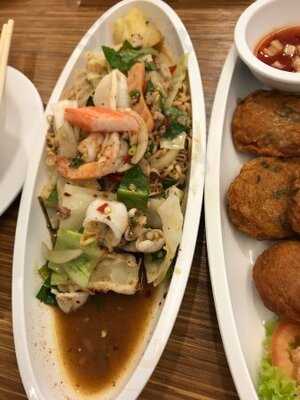 ร้านอาหาร ยำแซ่บ