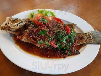 ร้านอาหาร บ้านกลางกรุง