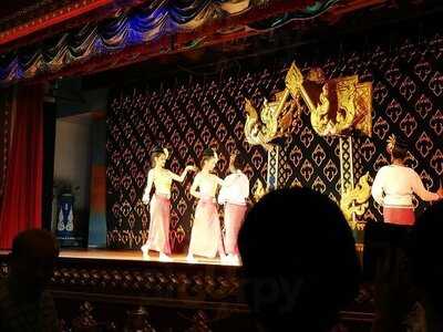 ร้านอาหารนพรัตน์