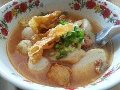 ก๋วยเตี๋ยวลูกชิ้นปลาเย็นตาโฟเยาวราช