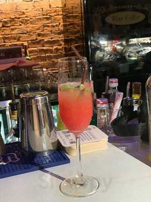 Wine Bibber Sangria บาร์-ร้านอาหาร