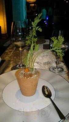 ห้องอาหาร สระบัวบายกินกิน