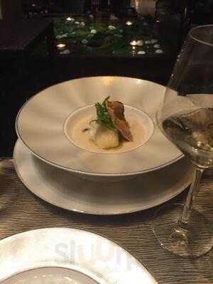 ห้องอาหาร สระบัวบายกินกิน