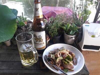 สี่แยกหัวตะเข้ คาเฟ่ แอนด์ เกสท์เฮ้าส์