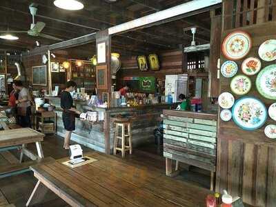 สี่แยกหัวตะเข้ คาเฟ่ แอนด์ เกสท์เฮ้าส์