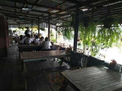 สี่แยกหัวตะเข้ คาเฟ่ แอนด์ เกสท์เฮ้าส์