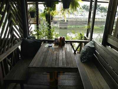 สี่แยกหัวตะเข้ คาเฟ่ แอนด์ เกสท์เฮ้าส์