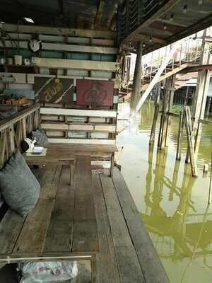 สี่แยกหัวตะเข้ คาเฟ่ แอนด์ เกสท์เฮ้าส์