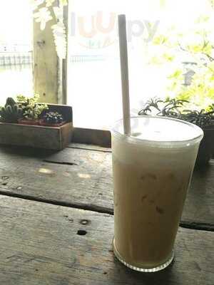 สี่แยกหัวตะเข้ คาเฟ่ แอนด์ เกสท์เฮ้าส์