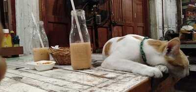 สี่แยกหัวตะเข้ คาเฟ่ แอนด์ เกสท์เฮ้าส์