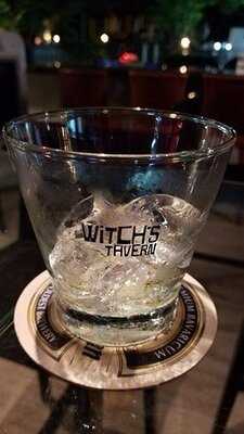 วิทช์ ออยสเตอร์ บาร์ แอนด์ เรสเตอรองท์