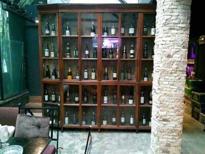 วิทช์ ออยสเตอร์ บาร์ แอนด์ เรสเตอรองท์