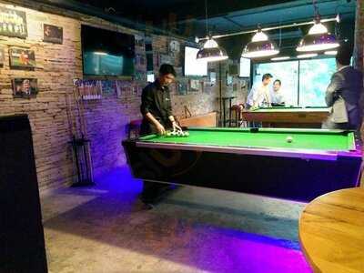 วิทช์ ออยสเตอร์ บาร์ แอนด์ เรสเตอรองท์