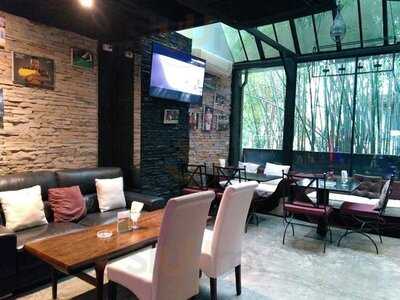 วิทช์ ออยสเตอร์ บาร์ แอนด์ เรสเตอรองท์