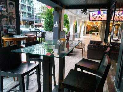 วิทช์ ออยสเตอร์ บาร์ แอนด์ เรสเตอรองท์