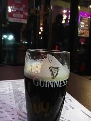 วิทช์ ออยสเตอร์ บาร์ แอนด์ เรสเตอรองท์