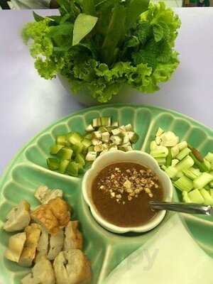 ร้านอาหาร มาดามออง