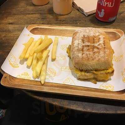 โฮลี่ชีส สาขา สีลมคอมเพล็กซ์