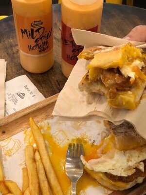 โฮลี่ชีส สาขา สีลมคอมเพล็กซ์