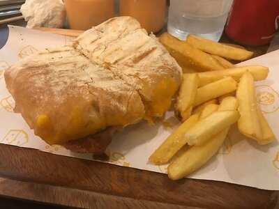 โฮลี่ชีส สาขา สีลมคอมเพล็กซ์