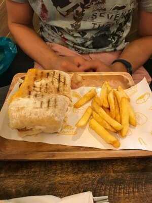 โฮลี่ชีส สาขา สีลมคอมเพล็กซ์