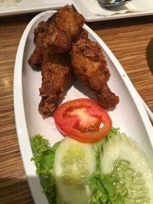 ยำแซ่บ สาขา เซนทรัล เวิร์ลด์