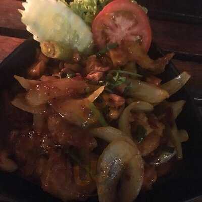 แจ่มจันทร์บาร์แอนด์บิสโทร