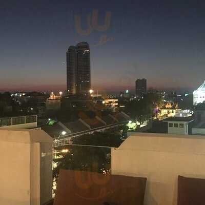 แจ่มจันทร์บาร์แอนด์บิสโทร