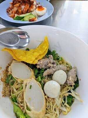 ธานี ข้าวหมูแดง