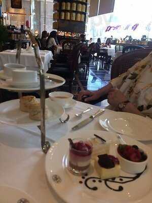 ทีดับบลิวจี ที สาขา เอ็มควอเทียร์