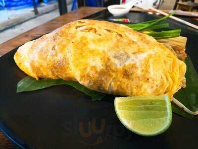 พี่เล็กผัดไทยเตาถ่าน