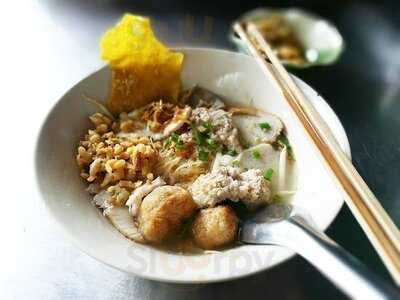 เฮียบ้วย ก่วยเตี๋ยวโบราณ