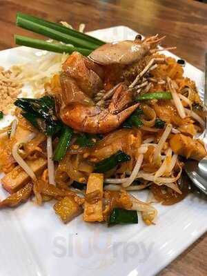 Thai Style Noodle And Beverage