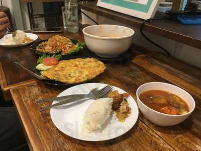 บ้านกลางซอย