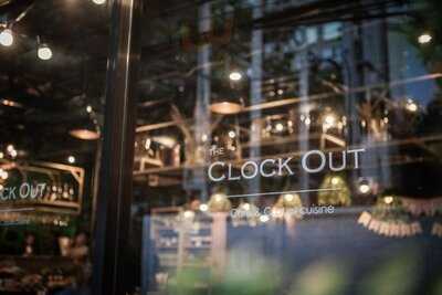 เดอะ คล็อคเอ้าท์ คาเฟ่ แอนด์ แคชวลคูซีน