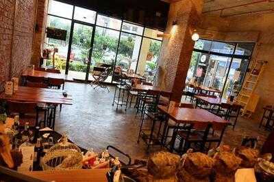 อิตสาน คาเฟ่ แอนด์ บิสโทร