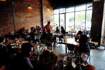 อิตสาน คาเฟ่ แอนด์ บิสโทร