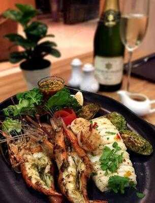 Stonehouse Bistro & Bar