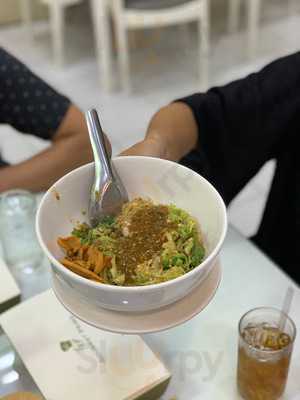 ราดหน้าพาราเมาท์ ยศเส