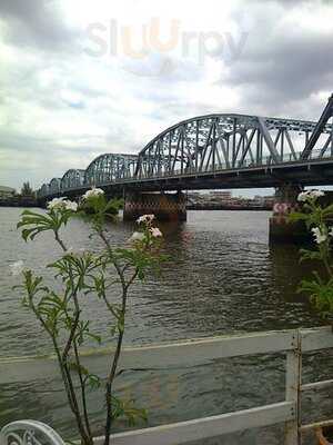 ร้านอาหาร ขนาบน้ำ