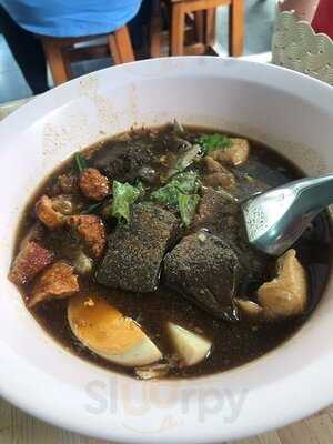 ยืนพื้นก๋วยจั๊บน้ำข้น