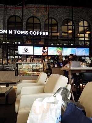 Tom N Toms Coffee - Gateway Ekamai