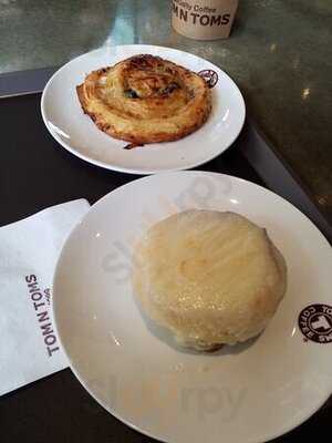 Tom N Toms Coffee - Gateway Ekamai
