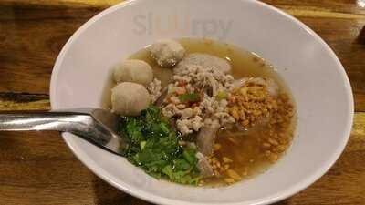 ลูกชิ้นหมูฮีโร่