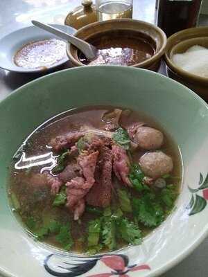 ร้านก๋วยเตี๋ยวเนื้อวัดดงมูลเหล็ก