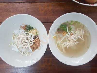 ก๋วยเตี๋ยวไก่ฉีกเข้ากรุง