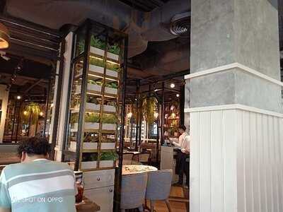 Kub Kao Kub Pla - Ari