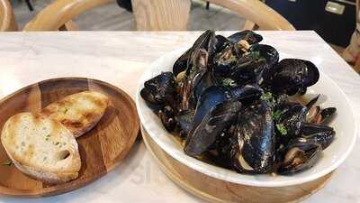 Belon Oysters & Raw Bar